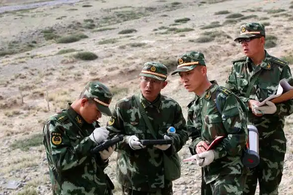 组图:武警黄金七支队挥汗戈壁踏查矿产