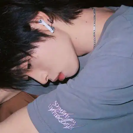 高冷伤感男生头像真人,回眸时冷酷的神情