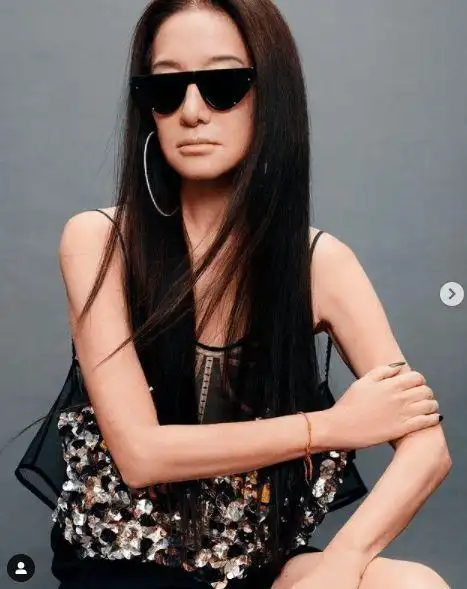 "婚纱皇后"王薇薇推出新系列!71岁马甲线明显,衣品穿搭也在线