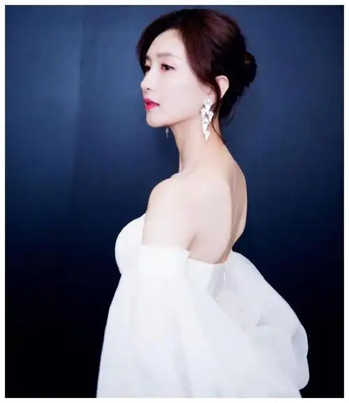 江疏影穿一字肩,台上台下反差大,台上辣如御姐台下甜如表妹