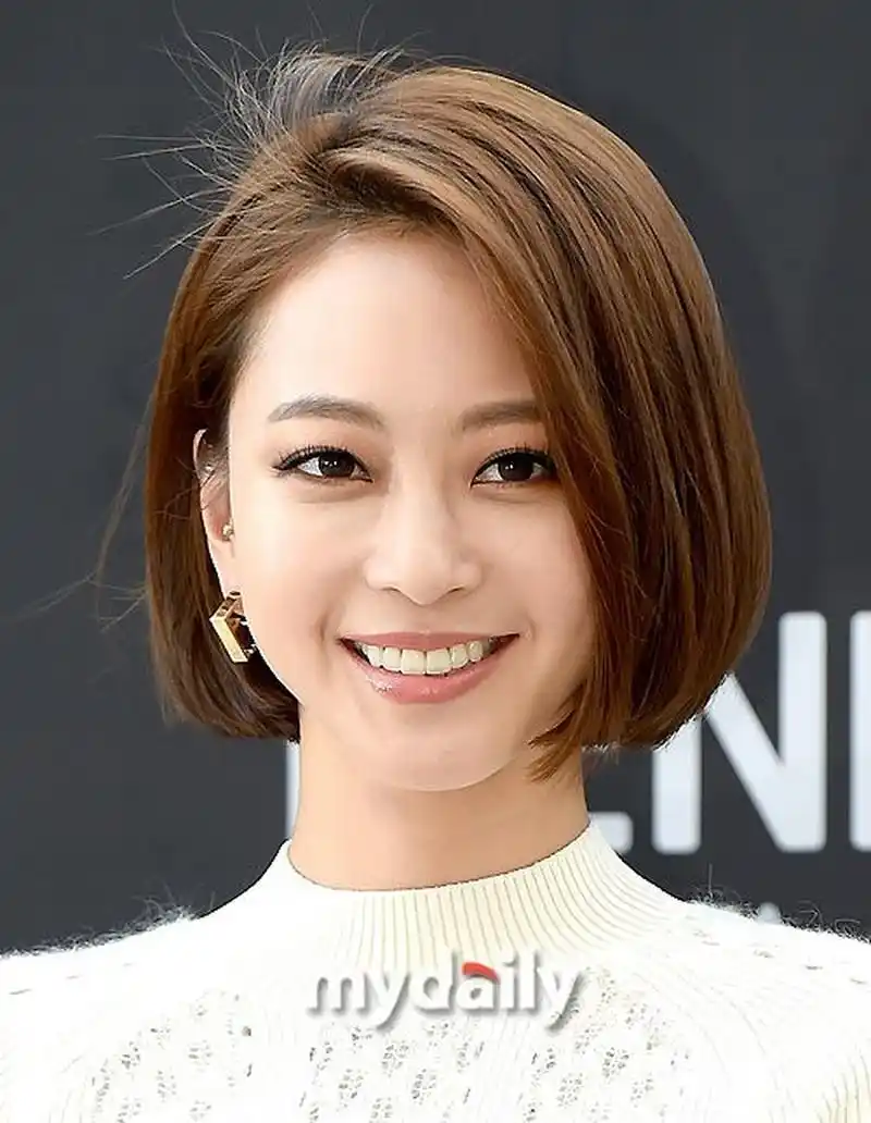 对于大脸女生来说,选择合适的短发造型很重要.