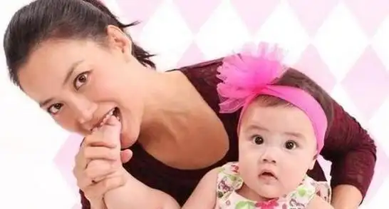 知名经纪人霍汶希的女儿如今十岁了,谢霆锋对她非常好