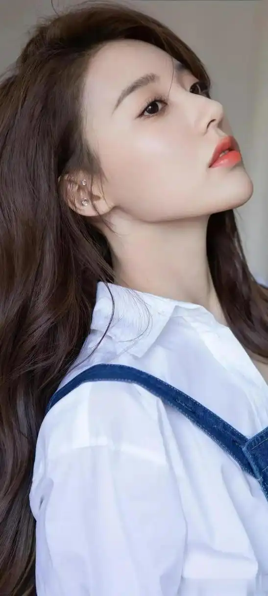 五官精致肤如白脂明艳动人