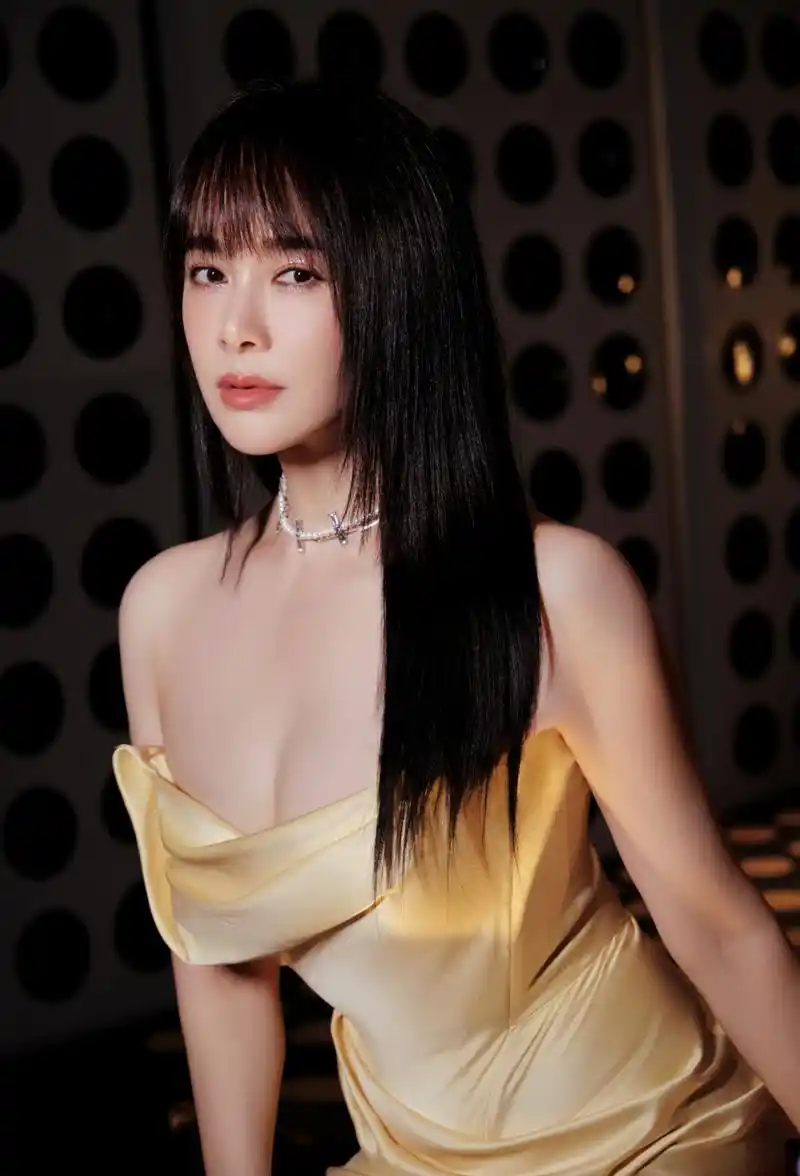 左小青还是那么漂亮,一袭浅黄色长裙,精致性感,明艳动人!