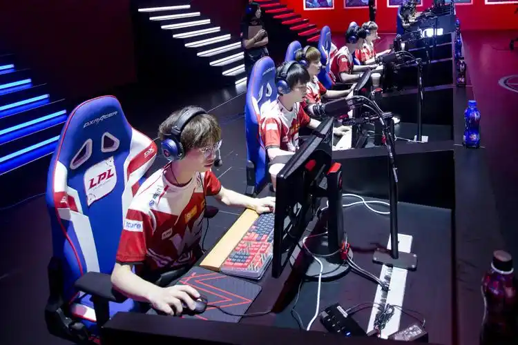 【图赏】  7月27日,英雄联盟lpl2018夏季赛常规赛第十一轮 ,team we