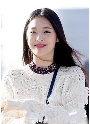 韩式的淑女发型,比较适合年长的成熟女生们,打理成中分的飘逸长直发