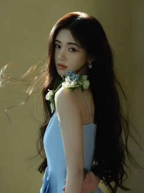 鞠婧祎吊带蓝裙造型随拍,绿意十足的小鞠