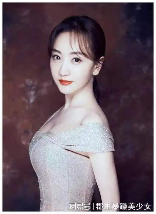 身高不够,身材来凑,杨蓉丰满的身材,就是她最犀利的"武器"