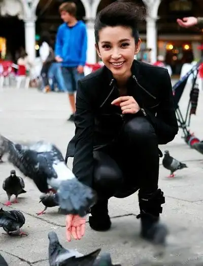 李冰冰优雅诠释冬季时尚服装搭配