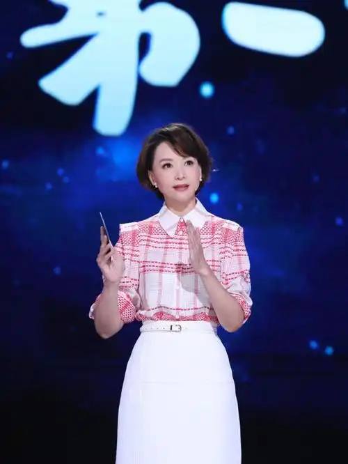 45岁董卿新节目造型,红白衬衣配半裙,优雅不失俏皮!