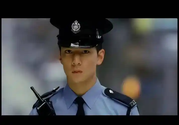 在我熟知的警服男明星中,胡歌可谓是最帅的没有之一了_吴彦祖_苗侨伟