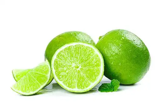 白底上的青柠檬