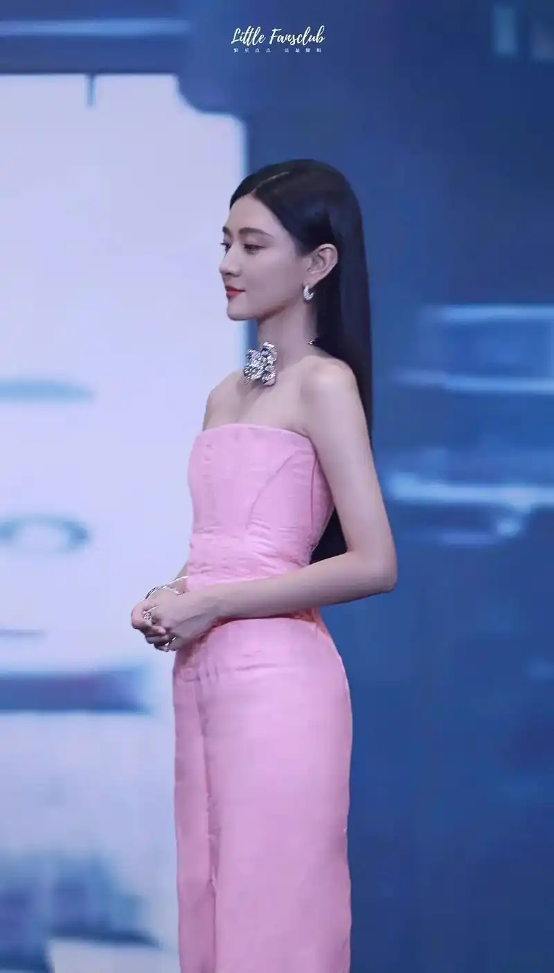 梁洁 #梁洁粉色抹胸长裙造型 - 抖音