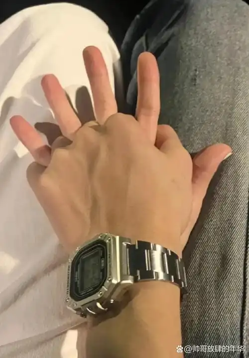 猜猜这双手是男女还是男男?