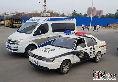 石家庄市长安交警大队的警车将
