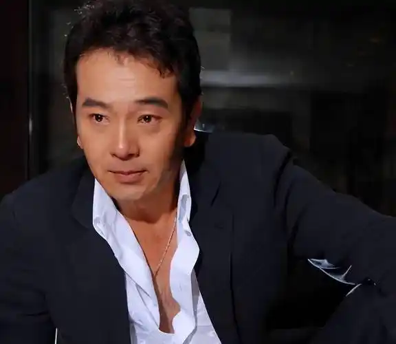 隐婚30年零绯闻,长期吃剩饭菜,一件衣服穿35年,却因直播被骂哭_张晨光