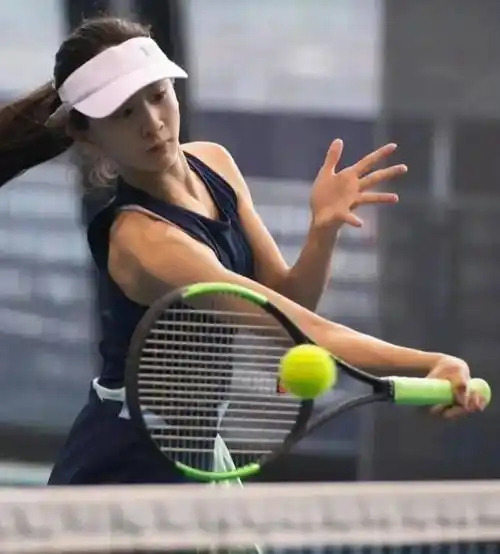 而田雨橙的爸爸田亮虽然是前跳水奥运冠军,但田雨橙也是一名网球运动