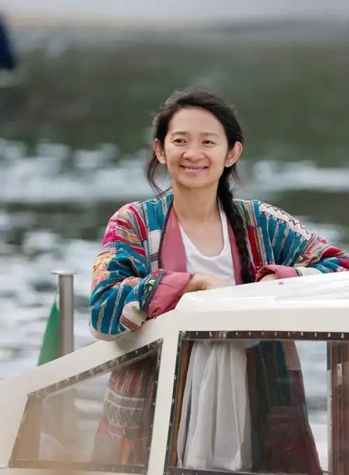 女导演赵婷真自信,穿碎花裙背双肩包走红毯,纯素颜气场却强大