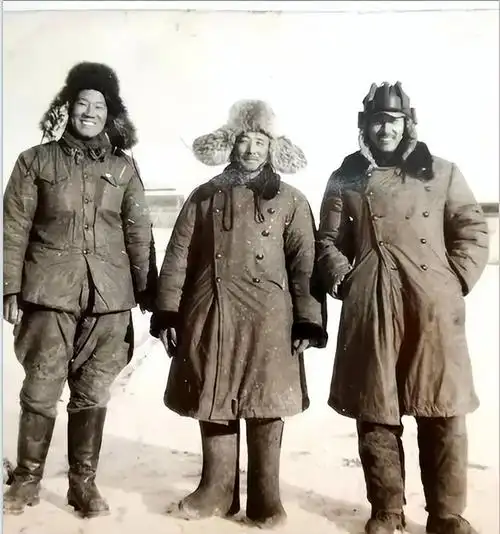 老照片:上世纪七十年代合影,人们脸上洋溢着幸福的笑容