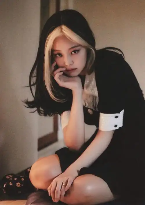 blackpink jennie我在等她重新以一袭红衣称霸舞台