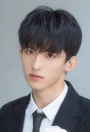 首页 男生发型 男生短发 菱形脸男生烫短头发欣赏 超有男生气质短发