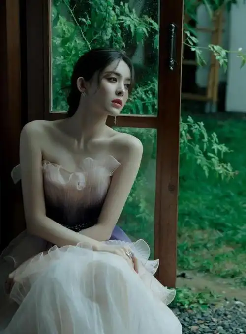 半露内裤,秀美背,女星的"穿搭自在",究竟有没有错