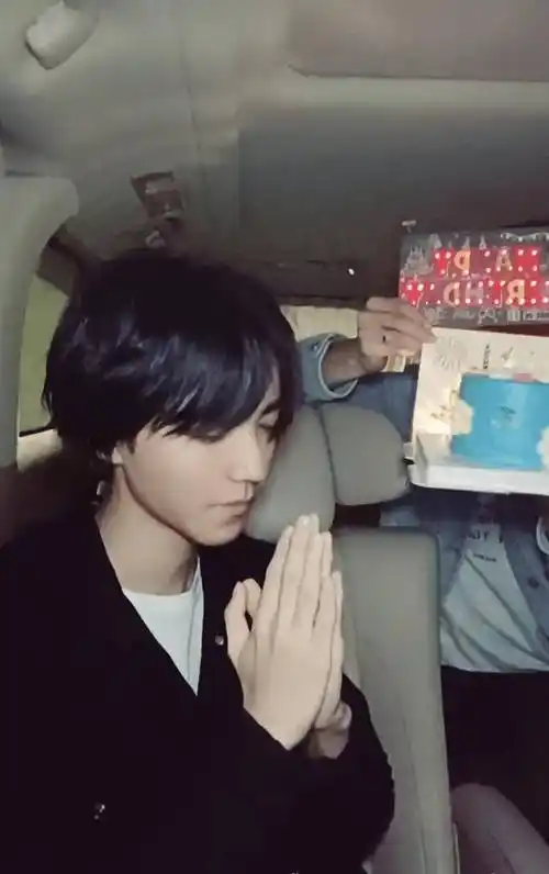 王俊凯被怼脸拍视频脸上毛孔清晰可见通宵两天皮肤状态很意外