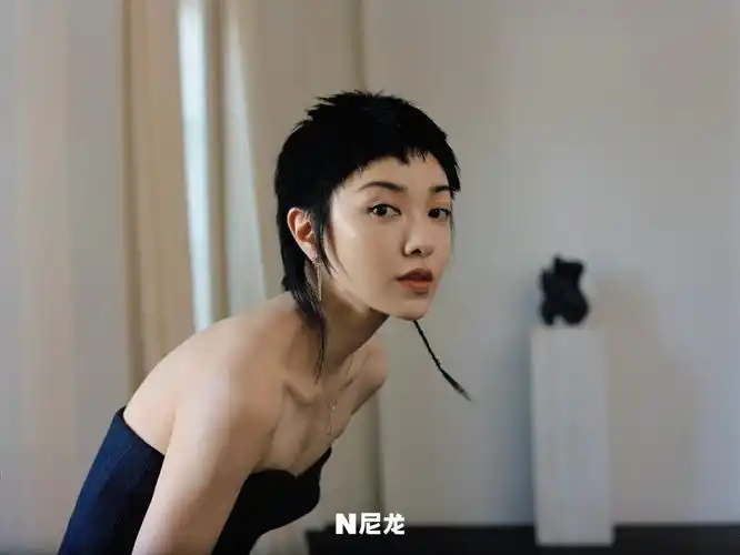 郭采洁解锁前卫摩登大片 受邀看展用音乐致敬艺术先驱__凤凰网