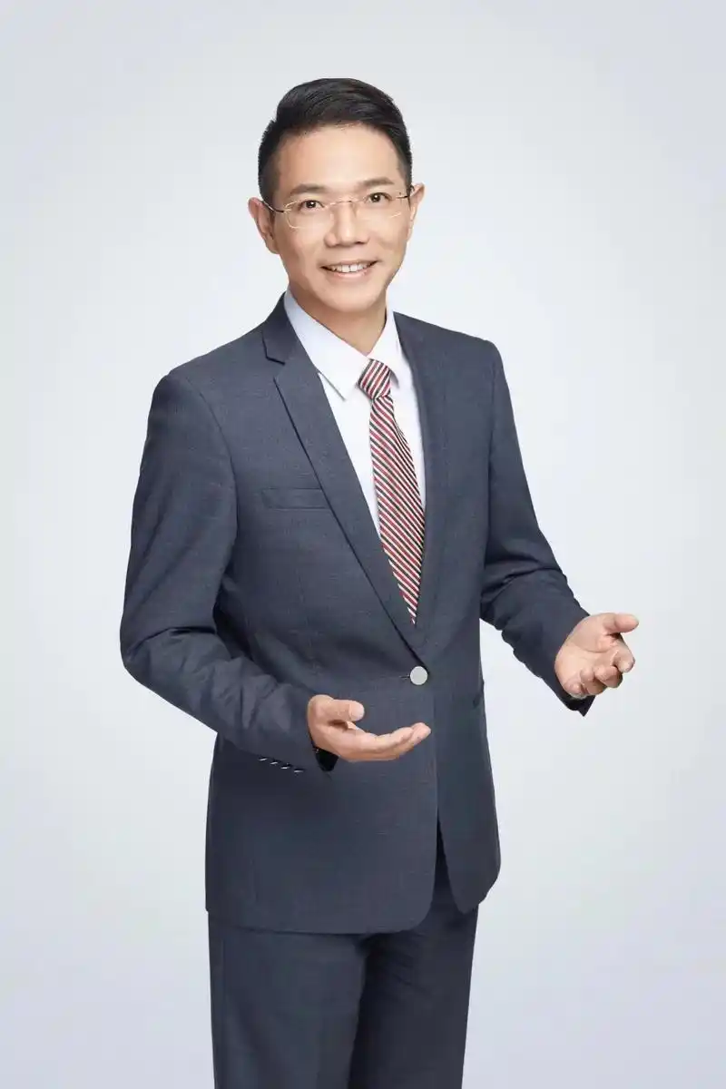 李圣律师医学法律硕士,早年又留学海外,他的学识和眼界决定了他的素养