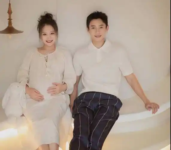 魏晨官宣当爸爸,女子于玮孕肚照曝光,孩子小名背后故事感人!