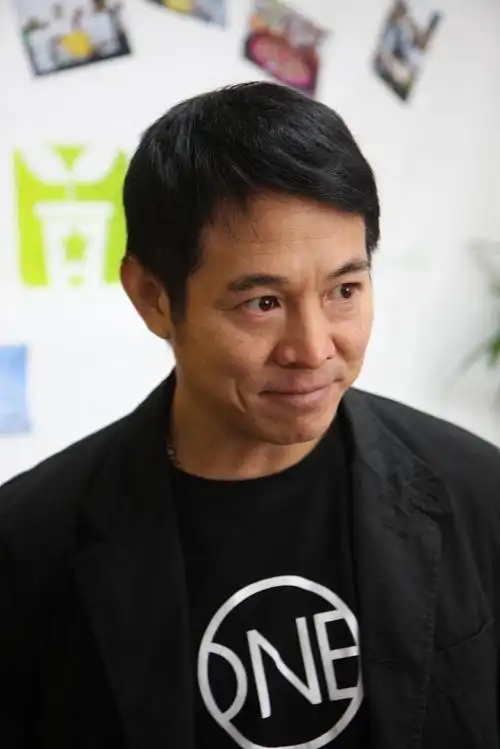 李连杰近照曝光,引起网友热议!多年不见的功夫巨星如今身在何方?