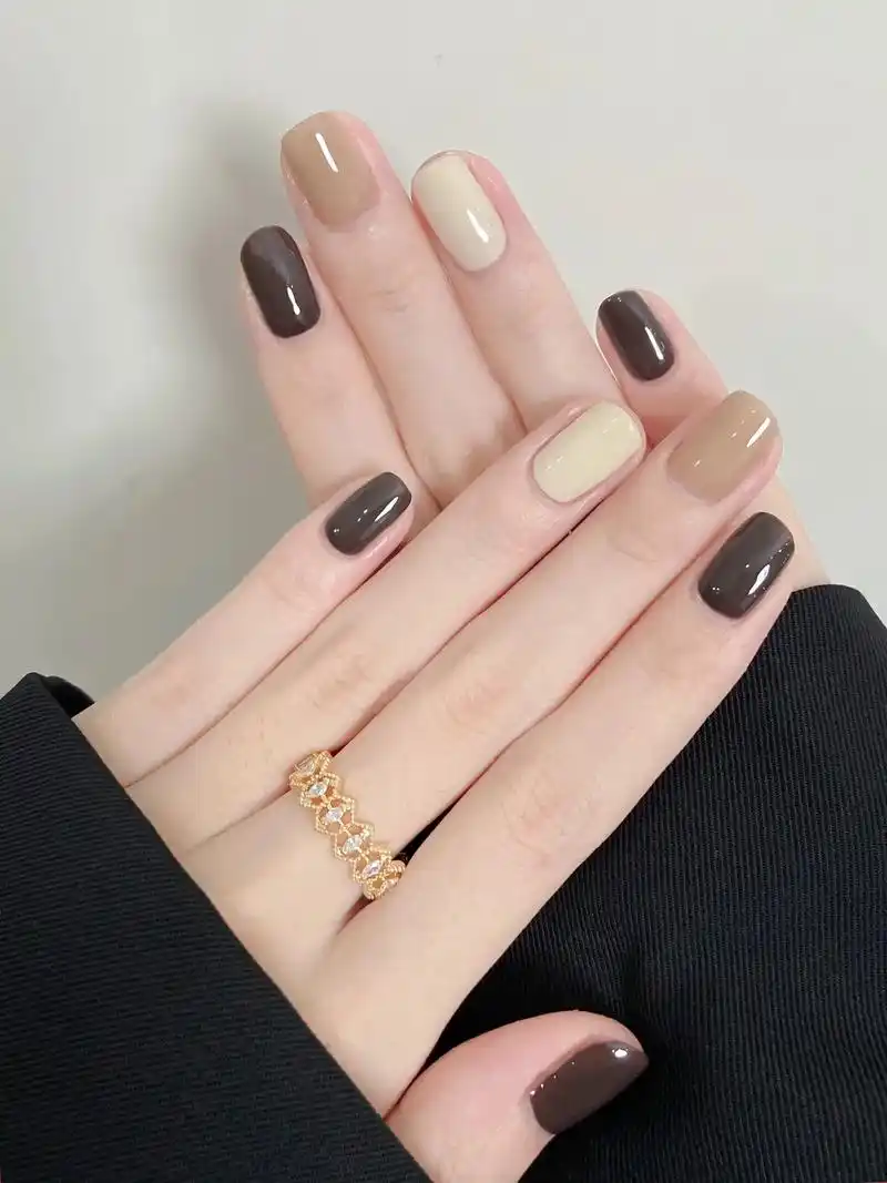 谁能拒绝莫兰迪色系呢.#秋冬显白美甲 #短指甲也可以这么美 - 抖音