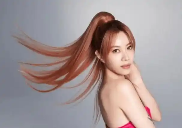 徐怀钰是一位在90年代末期到00年代初期非常受欢迎的女歌手,以清新