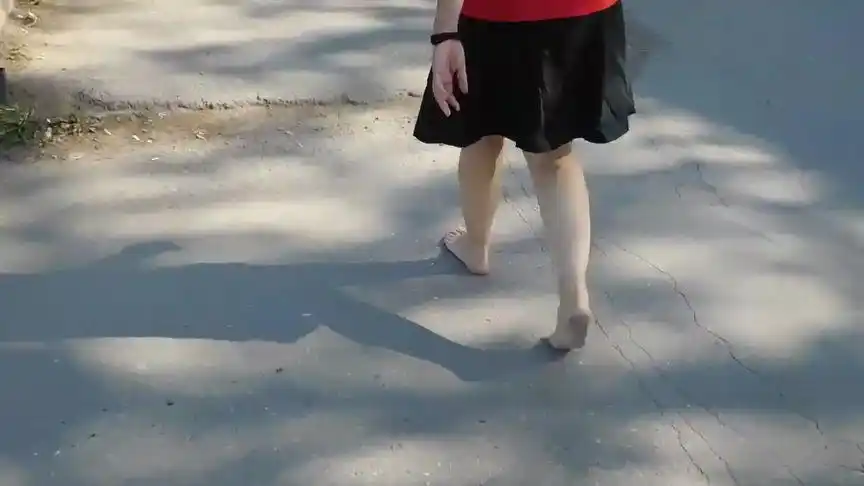 外国女孩竟然不穿鞋 光脚在外面走