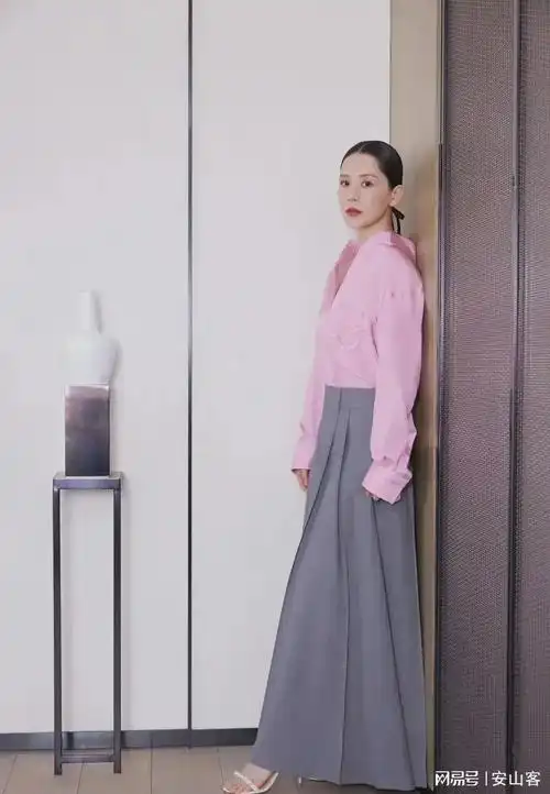 海清回家祭祖离开美颜滤镜真实状态曝光脸苍白法令纹深