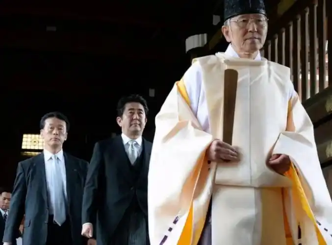 安倍(中)参拜靖国神社.