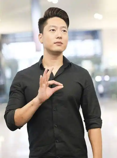 凌潇肃终于红了,接二连三上热搜,直呼有粉丝接机不适应_唐一菲_诱惑