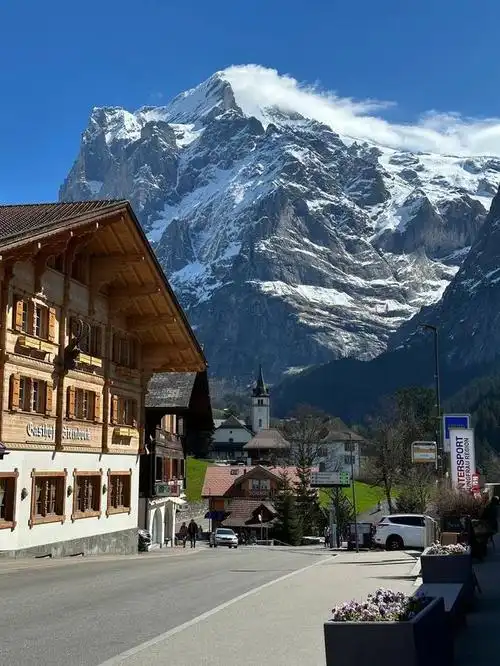 这个小镇被誉为瑞士最美的村庄之一,因其如画的自然风光和童话般的