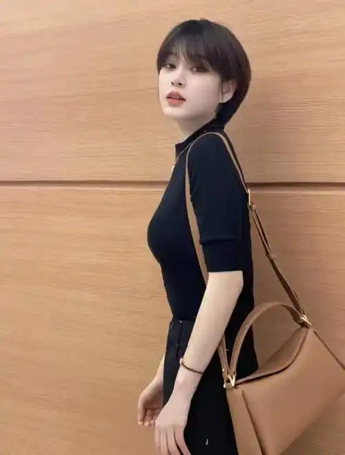 被短发女人的穿搭惊艳了穿衣简单干净有气质再过10年也不过时