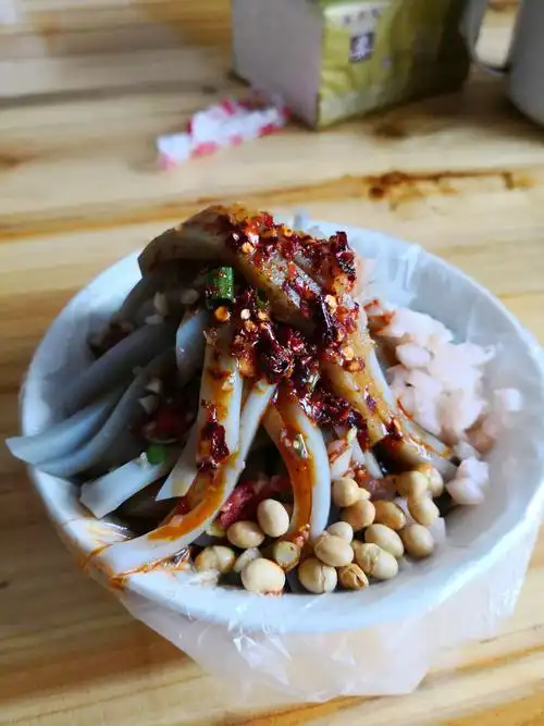 到乡镇开展宣传,顺便品尝冯三镇的胡豆凉粉,味道不摆了!