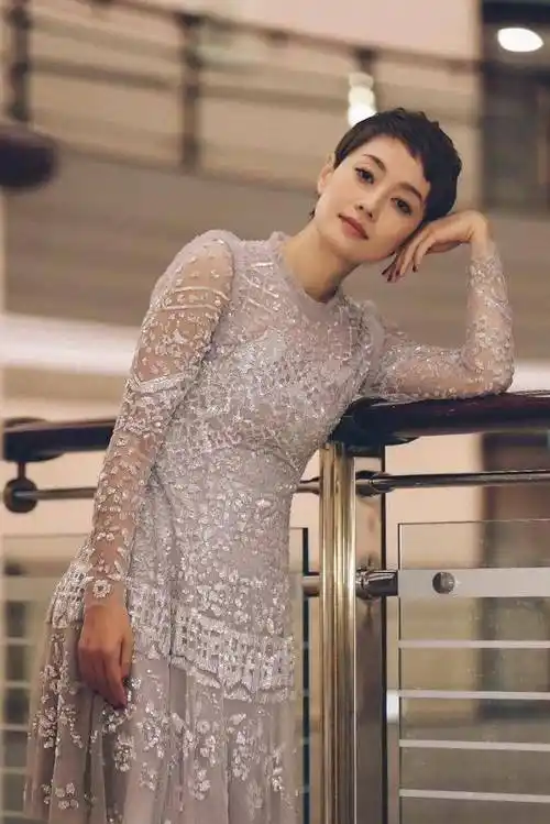 马伊琍越来越会穿了一袭雪纺连衣裙性感优雅美得璀璨夺目