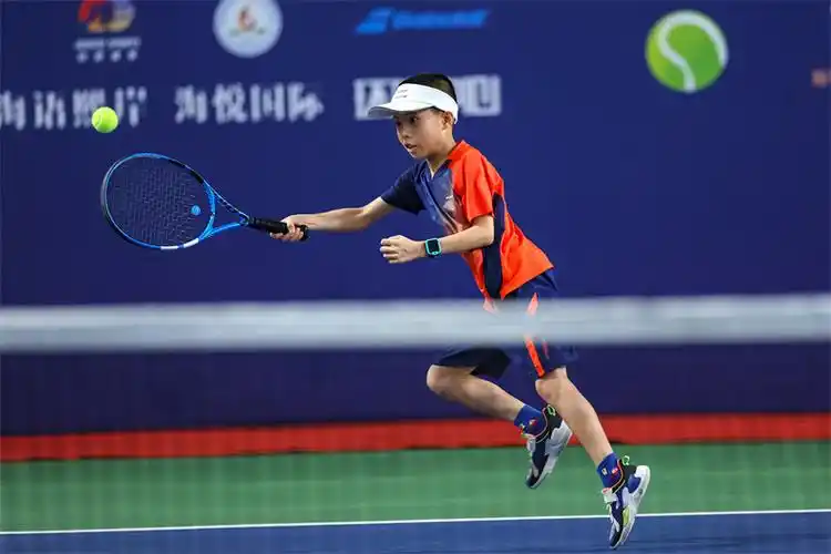 青少年网球公开赛广州南沙挥拍