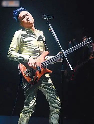 黄家强轰香港歌坛:当红歌手没音乐才华