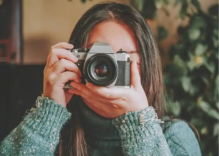 i>女 /i>性摄影师手持相机的 i>女 /i>孩 i>素 /i> i>材 /i>