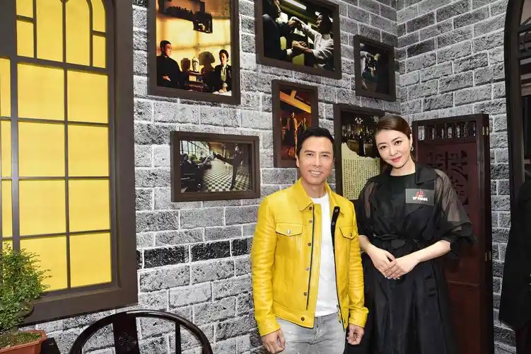 甄子丹熊黛林合影