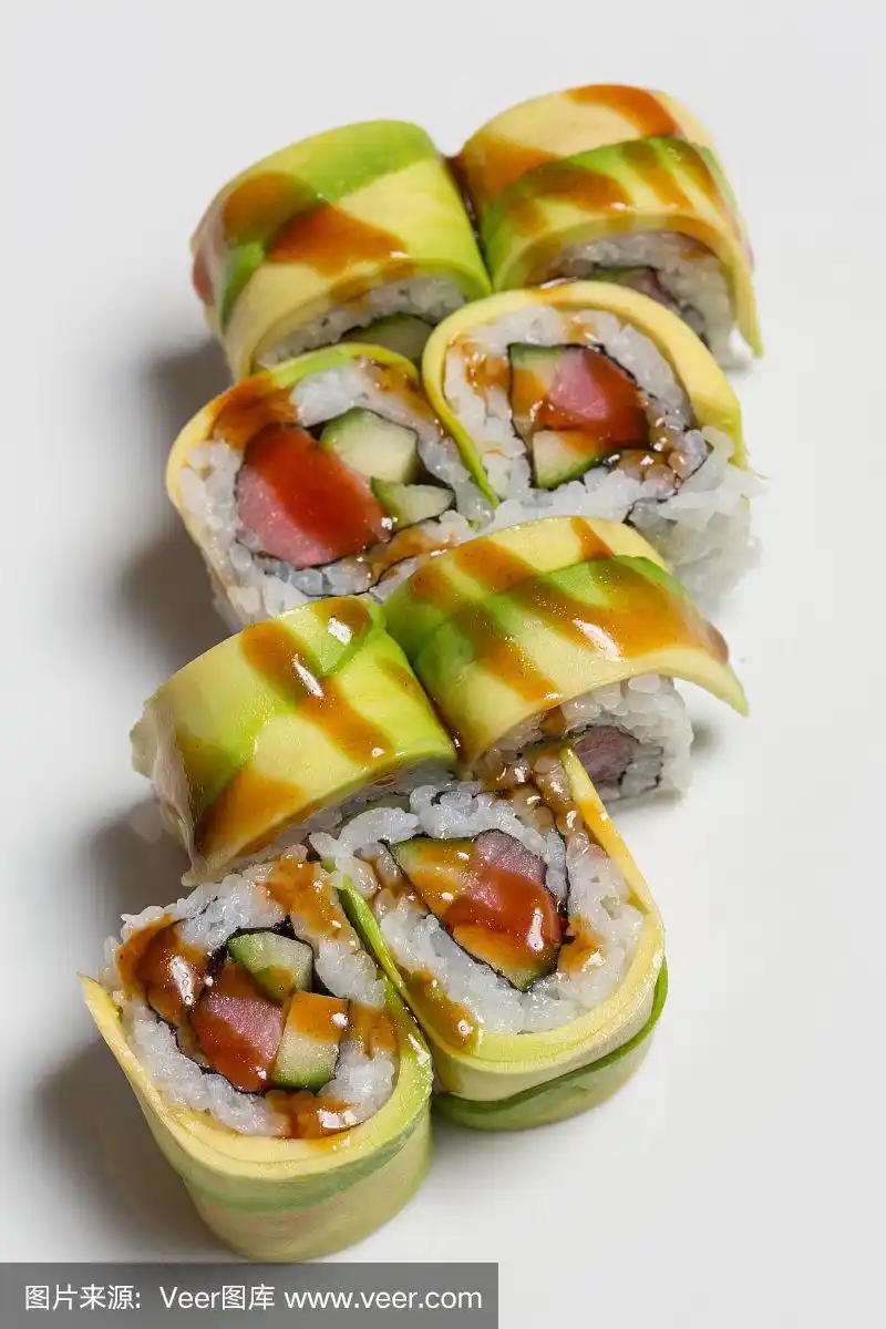 三文鱼鳄梨寿司卷装在盘子里