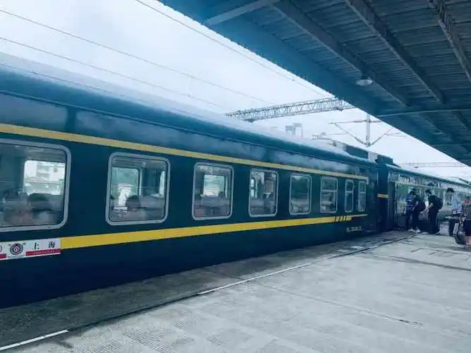 昆山站-"小小的一个火车站,只有4个检票口,貌似停..."-大众点评移动版