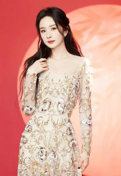 杨幂金色刺绣纱裙将喜气渲染得淋漓尽致