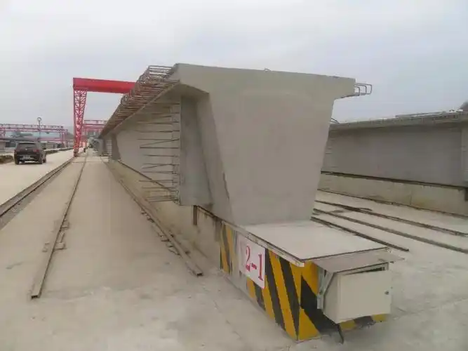 为了提高梁板封端效果,该标段按照小箱梁内腔结构尺寸在箱梁堵头模板