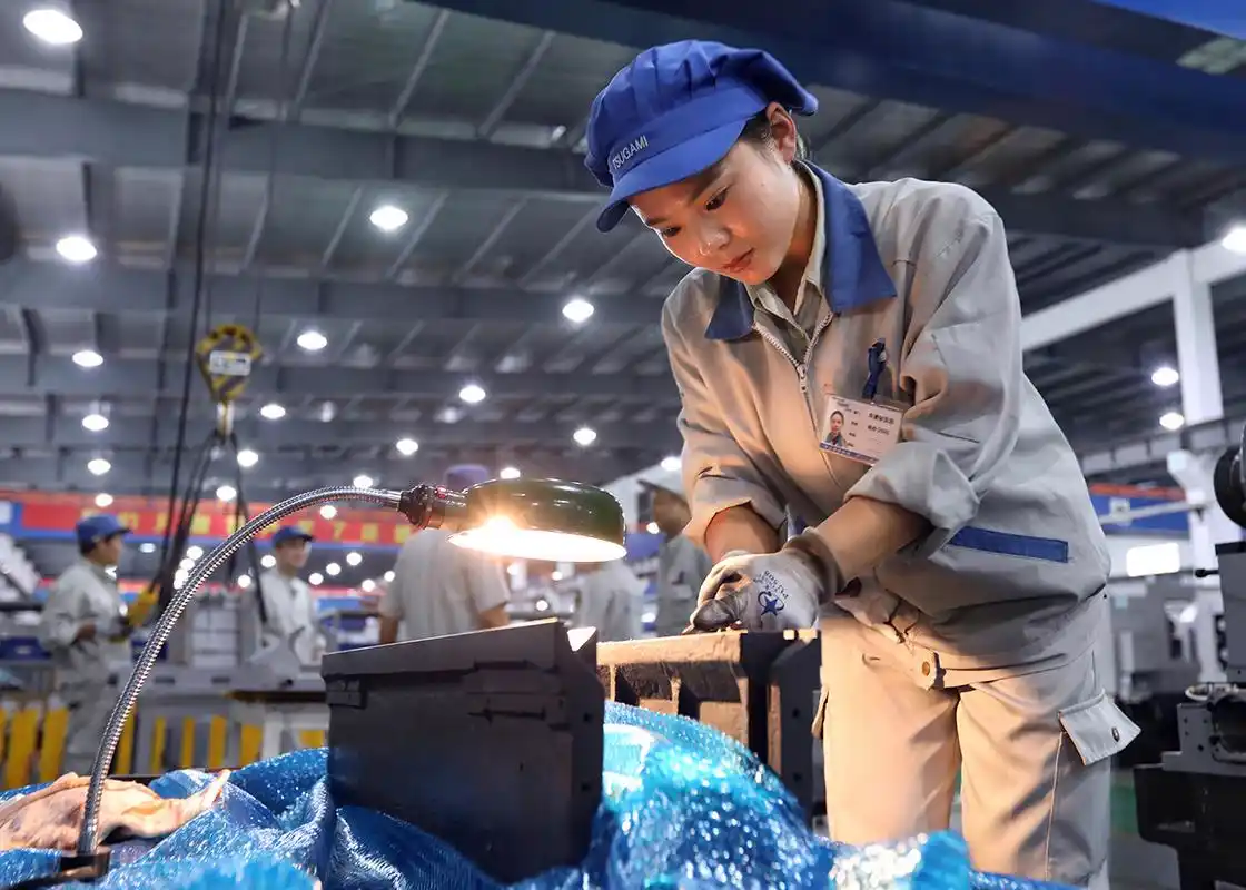 工作着是美丽的—车间女工剪影